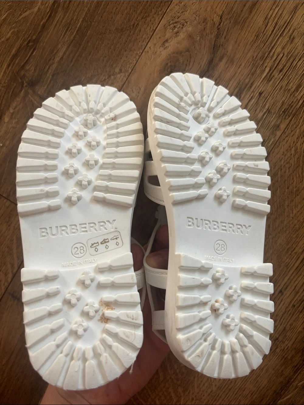 Burberry Kids Jenna Cutout Rubber Jelly Shoes Sandals in White with Logo Size 28